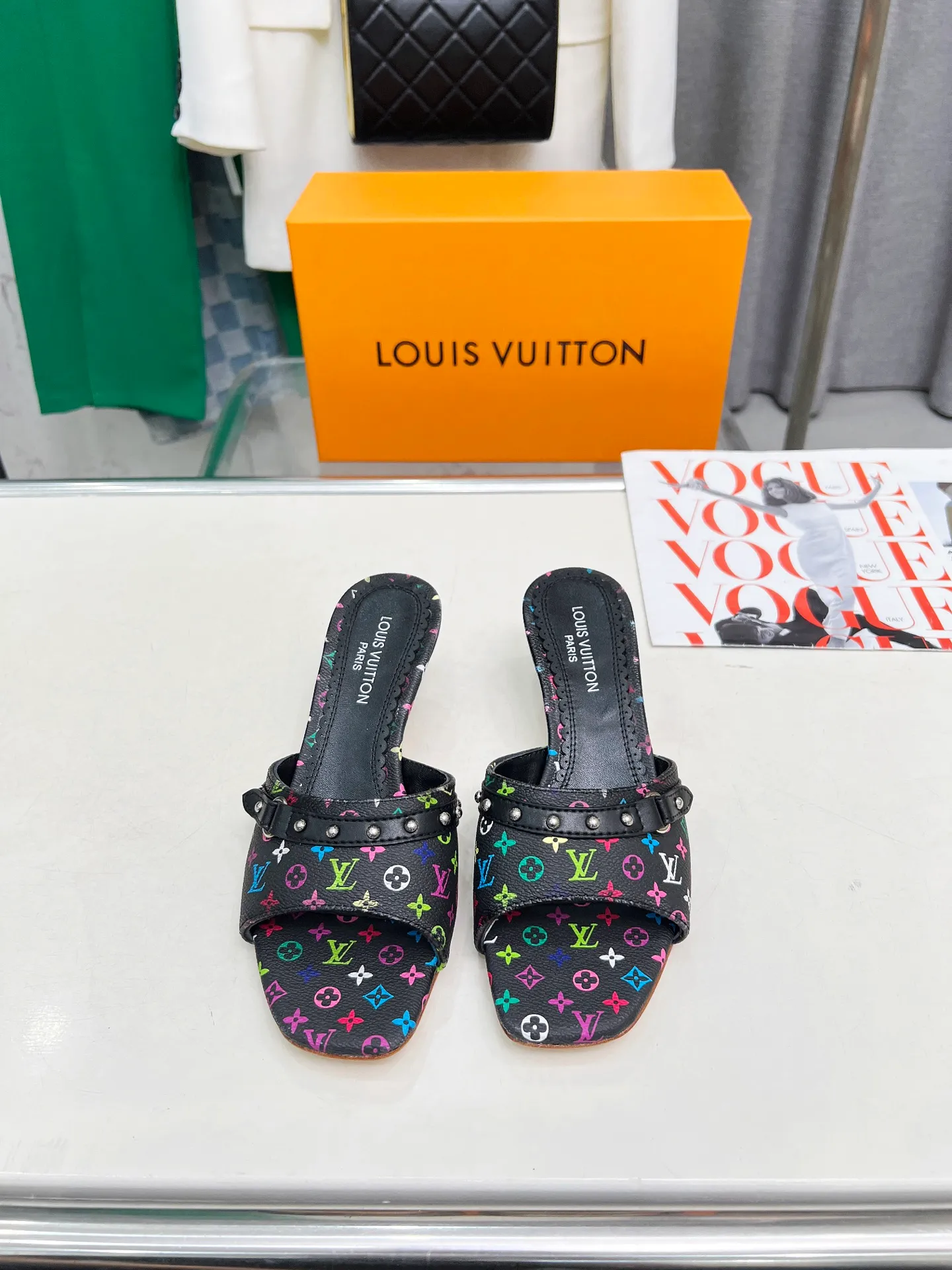 👟👟Ex-factory price 440👟👟 LV new denim kitten heel slippers 2025 summer must-have for goddesses, original replica, super comfortable on the feet. Show off the queen's temperament, the heel height is 5.5CM, which shows your temperament without being tiring. Standard code: 35-42 (41 and 42 codes are customized, non-returnable and non-exchangeable)